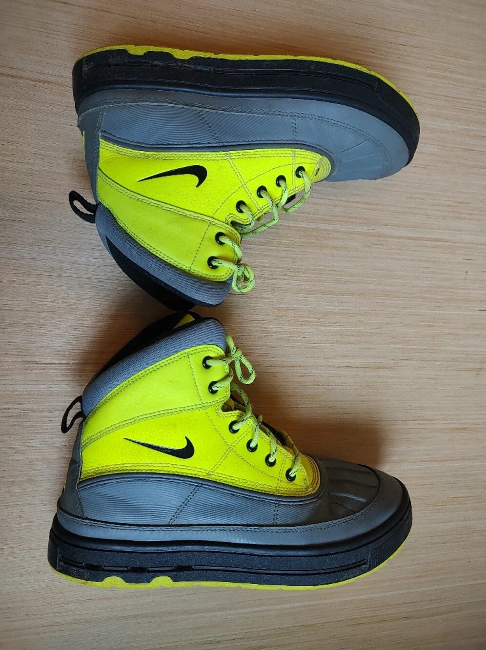 Nike Woodside 2 High Boots Lace Up Sneakers Yellow Neon Green Grey Rubber 7Y